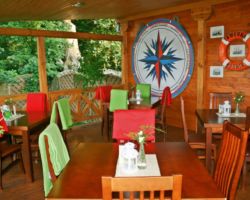 Tawerna stoliki wewnatrz