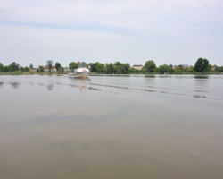 Widok na Jezioro Kornik i statek